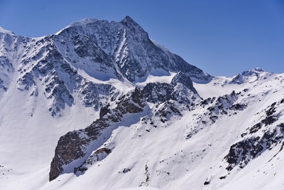 白天蓝天下的雪山